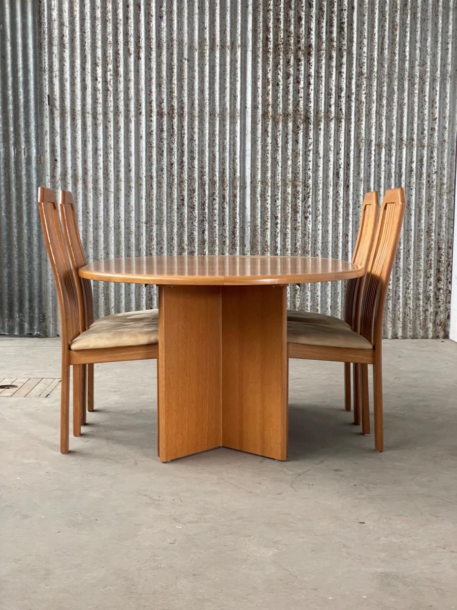 Vintage round extandable dining table in Oak Denmark 1970s design