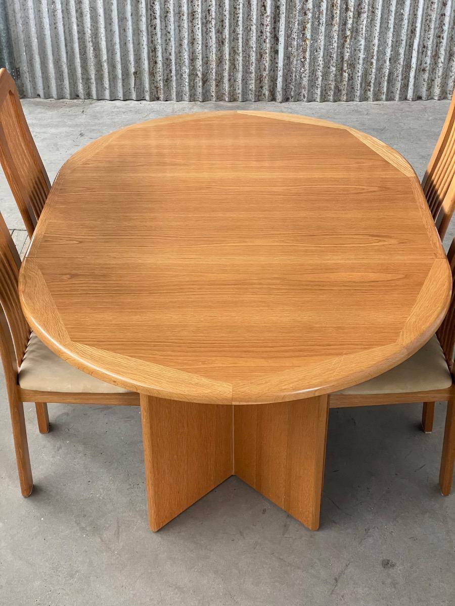 Vintage round extandable dining table in Oak Denmark 1970s design