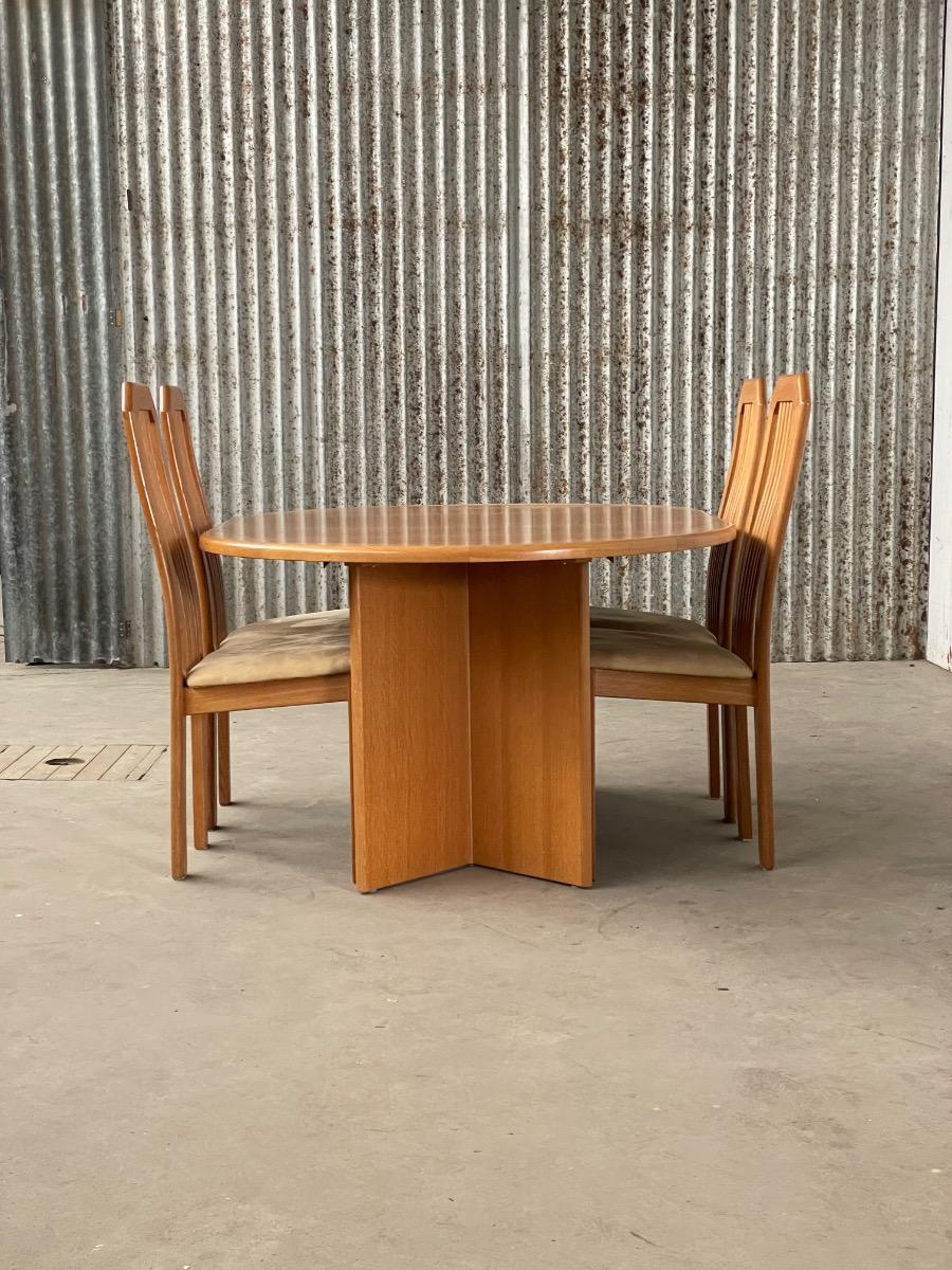 Vintage round extandable dining table in Oak Denmark 1970s design