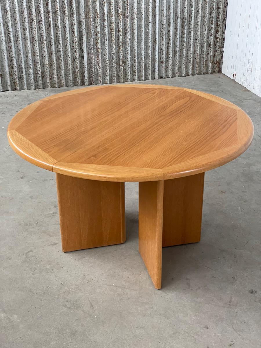 Vintage round extandable dining table in Oak Denmark 1970s design