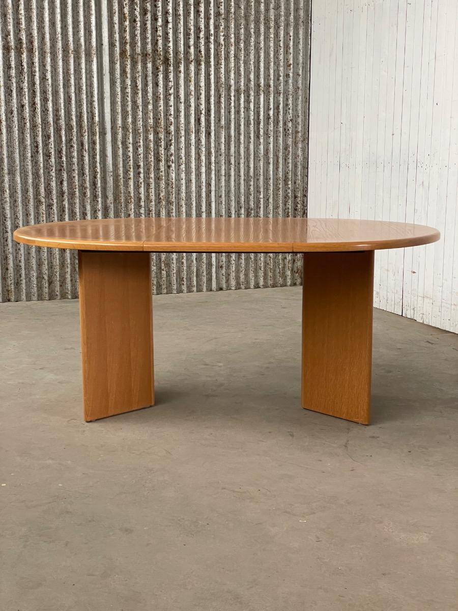 Vintage round extandable dining table in Oak Denmark 1970s design