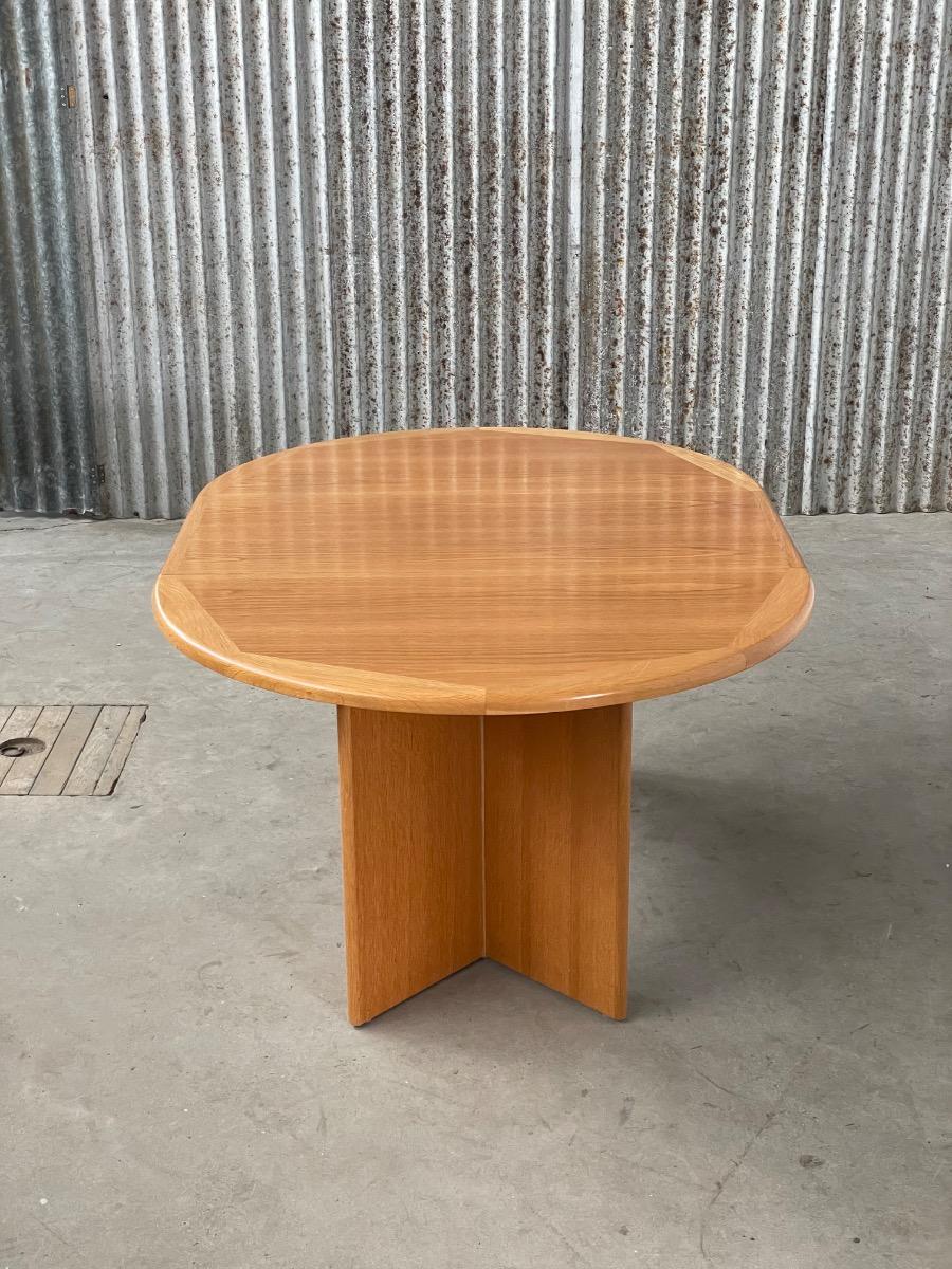 Vintage round extandable dining table in Oak Denmark 1970s design