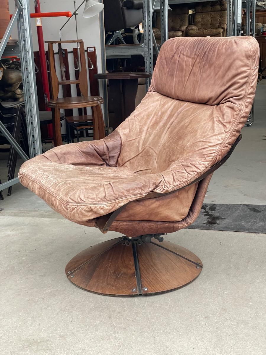 Vintage swivel armchair in brown leather on wooden base 1960s