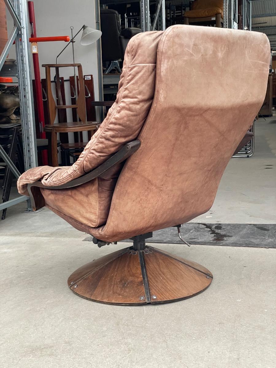 Vintage swivel armchair in brown leather on wooden base 1960s