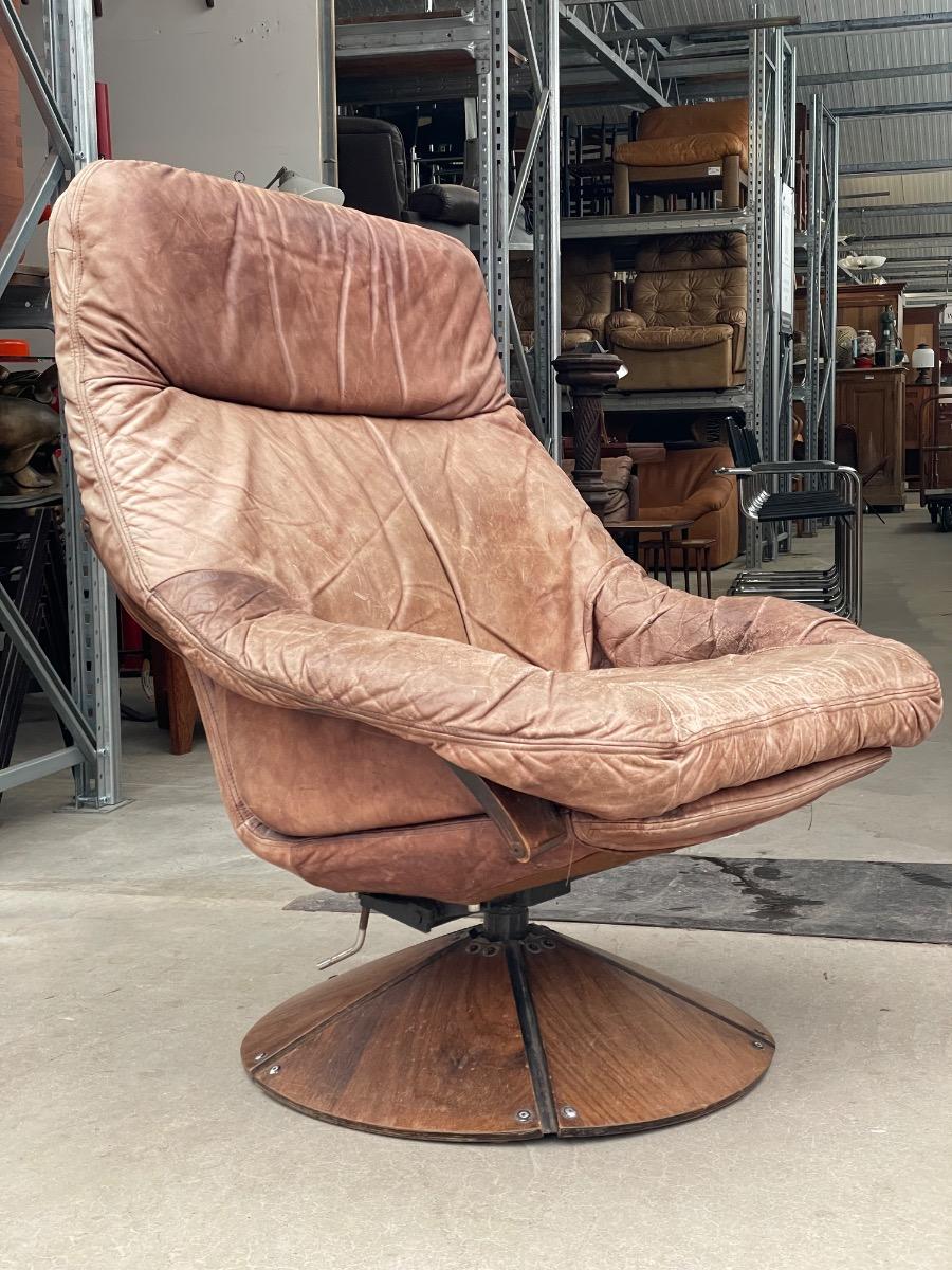 Vintage swivel armchair in brown leather on wooden base 1960s